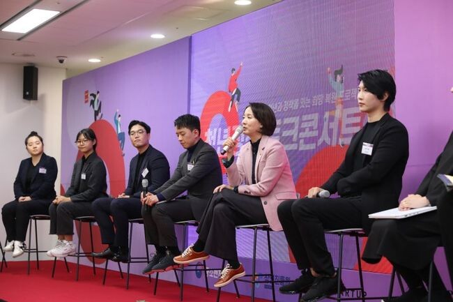 이영 장관은 18일 글로벌창업사관학교에서 &lsquo;중소벤처기업부 2030 자문단&rsquo; 위촉과 함께 청년보좌역, 중소벤처기업부 명예공무원 등 청년들과 청년정책에 대해 다양한 의견을 교환하고 향후 발전방향에 대한 열띤 토론의 시간을 가졌다. 사진=중기부 제공