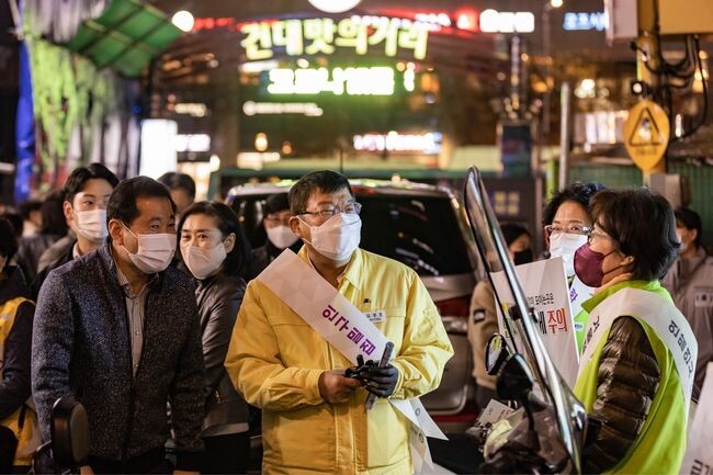 광진구가 17일, 2022년 대학수학능력시험을 친 수험생 인파가 몰릴 것을 대비해 &lsquo;군중밀집 안전사고 예방 캠페인&rsquo;을 펼쳤다고 밝혔다.