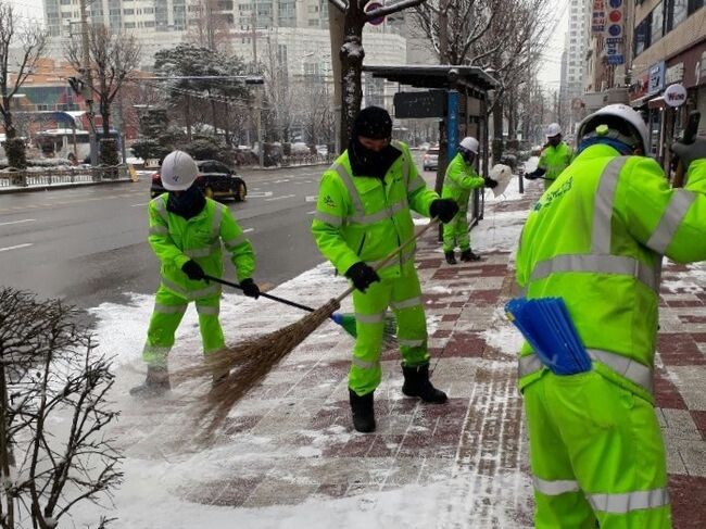 구로구는 11월 15일부터 내년 3월 15일까지 ‘겨울철 청소대책’을 추진한다. 사진은 2021년 구로구 제설작업 모습