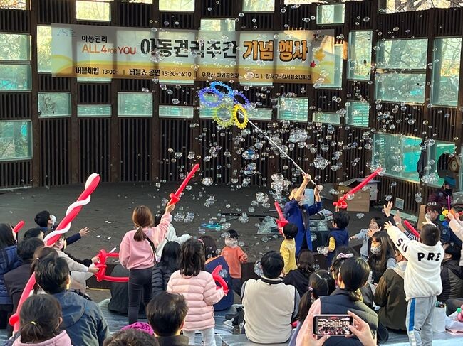 19일(토) 우장산 야외무대에서 열린 &lsquo;아동권리주간 기념행사&rsquo;에서 많은 관객들이 공연을 즐기고 있다.