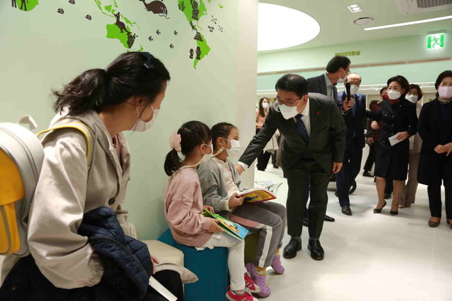 문헌일 구청장이 항동 푸른 도서관 시설라운딩을 하며 아이들과 이야기를 나누고 있다