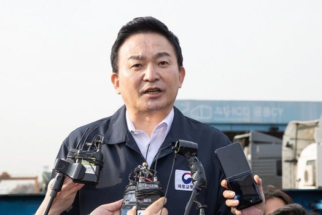 원희룡 국토교통부 장관은 24일 오전 9시 30분경에 수도권 지역의 핵심 물류거점인 의왕 ICD를 방문하여, 국민과 경제를 볼모로 삼는 집단운송거부를 조속히 철회할 것을 당부했다. 사진=국토부 제공
