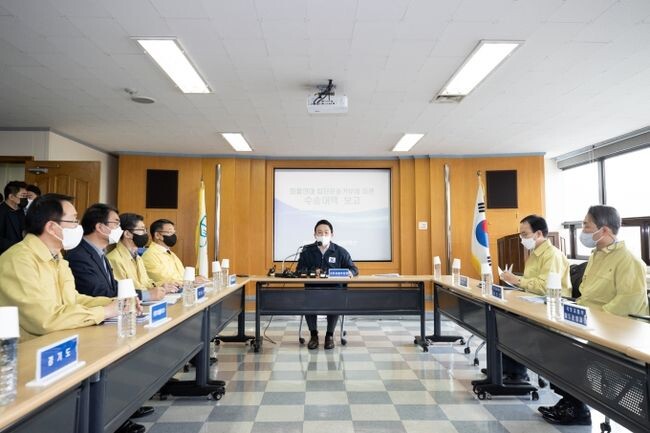 국토부는 원희룡 장관이 화물연대의 집단운송거부에 따른 물류 현장의 피해를 최소화하기 위해 24일 해양물류 거점인 부산 신항에 설치한 임시 사무실에 이틀째 상주하며 비상수송대책 이행을 점검 중이라고 밝혔다. 사진은 지난 24일 오전에 의왕 ICD를 방문하여 수송대책 보고를 받는 모습이다.&nbsp;