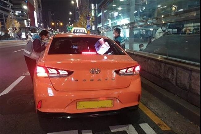 서울시가 택시 수요가 높아지는 연말연시를 앞두고 승차거부 등 불법 영업 행위를 강력하게 방지하기 위해 특별단속에 나선다. 사진은 승차거부 단속 (서울시 제공) 