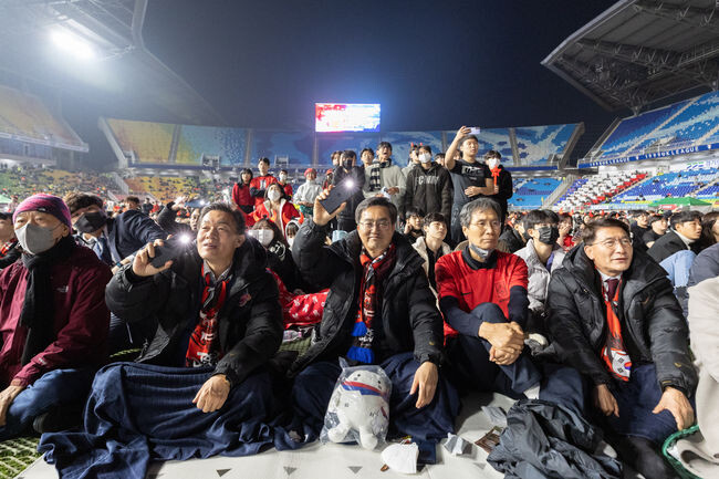 지난 24일 수원시 팔달구 수원월드컵경기장에서 김동연 경기도지사와 도민들이 월드컵 응원을 하고 있다. 사진=경기도청 제공