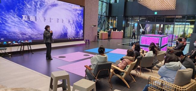 광명시는 광명형 넷제로에너지카페와 기후동아리 1.5℃기후의병은 26일 일직동 아이벡스 스튜디오에서 &lsquo;광명처럼 기후의병 1.5℃&rsquo; 상영회를 가졌다.