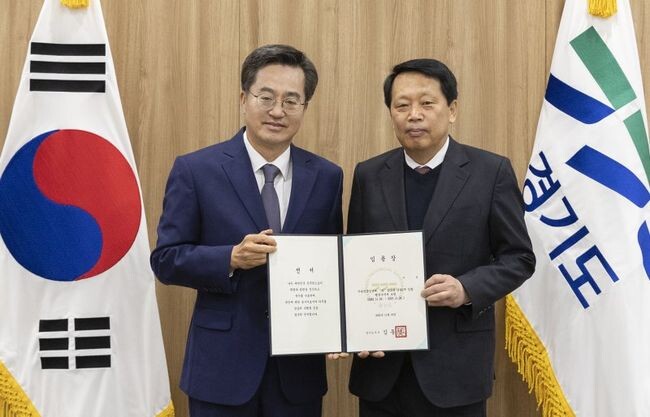 김동연 경기도지사는 이성 전 구로구청장에 임용장을 수여하고 신임 경기도 행정수석에 임명했다.