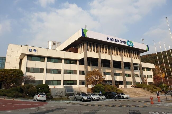경기도가 광교 신청사 이전으로 위축된 수원시 팔달구 옛 경기도청사 주변 상권 활성화를 위해 영화&middot;드라마 촬영지 유치에 나선다.