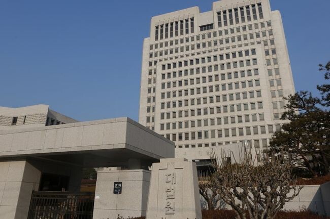 대법원 1부는 30일 강씨와 가족이 대한민국을 상대로 낸 손해배상소송 상고심에서 원고 일부 승소 판결한 원심 중 원고 패소 부분을 파기하고 사건을 서울고법으로 돌려보냈다
