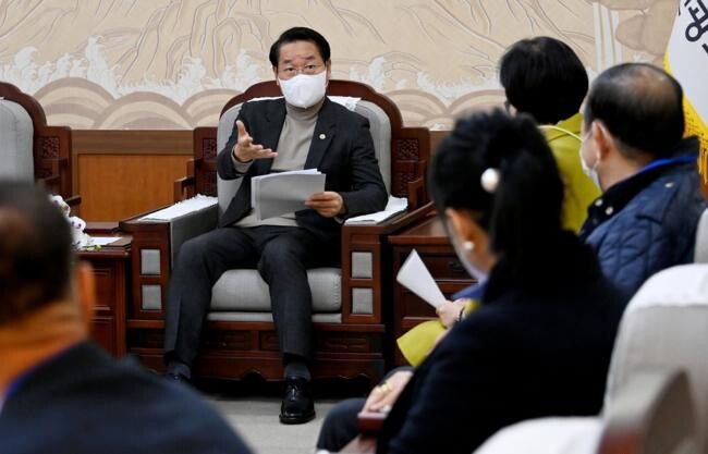 유정복 인천광역시장이 30일 시청 접견실에서 열린 '제3차 집단민원과 소통의 날'에서 옛 롯데백화점 부지 개발을 통한 상업지구 활성화 민원과 관련해 대화를 하고 있다.