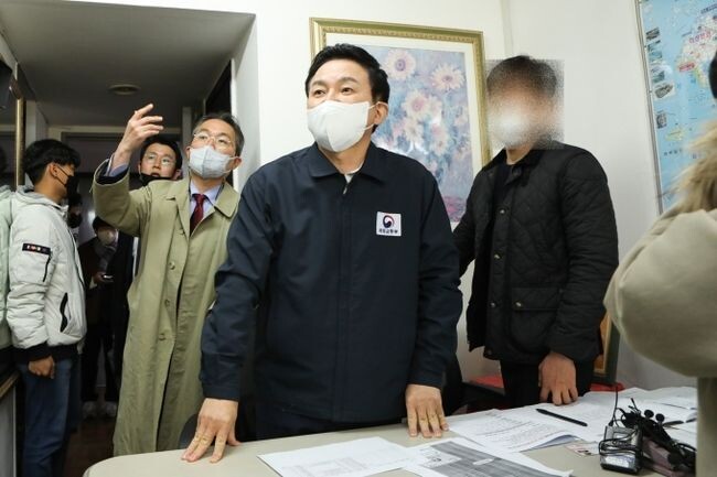 원희룡 국토교통부 장관은 30일 오전, 서울시 서초구에 위치한 시멘트 운송업체를 방문하여 업무개시명령서 송달을 위한 현장조사를 실시하고, 집단운송거부에 참여 중인 화물차주에게 직접 전화를 걸어 현장 복귀를 요청하였다. (사진=국토교통부)