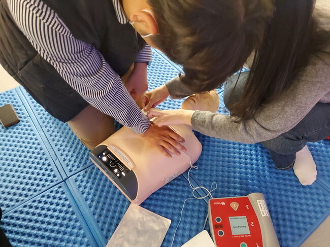팔달구보건소 직원이 마네킹을 이용해 심폐소생술 실습을 하고 있다.