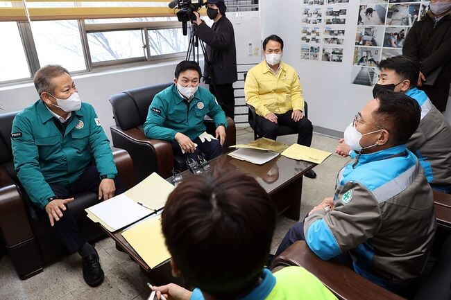 이상민(왼쪽) 행정안전부 장관과 원희룡 국토교통부 장관이 1일 오후 (주)삼표시멘트 인천사업소를 방문하여 화물연대 집단운송 거부와 관련하여 비상 운송대책 현장을 점검하고 시멘트 업체 관계자들의 애로사항 및 현장의견을 청취하고 있다. (사진=행정안전부 제공)