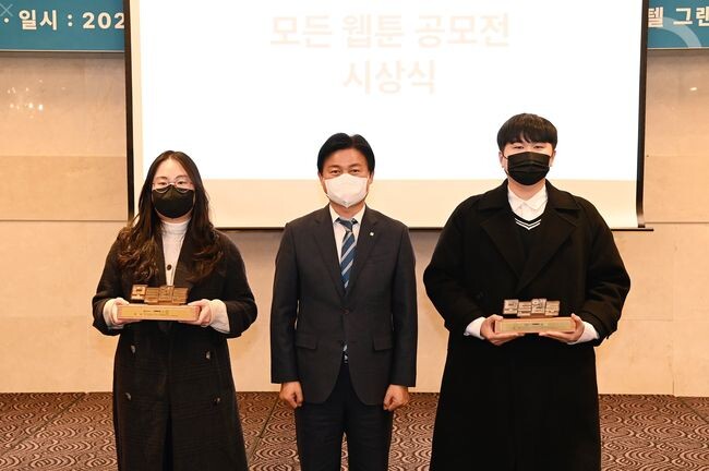 조용익 시장과 '모든 웹툰 공모전'에서 대상을 수상한 정소영 작가와 조경준 작가가 함께 기념촬영을 하고 있다