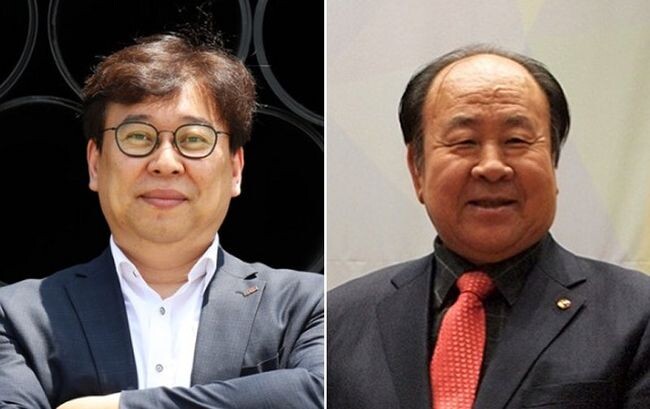 철탑산업훈장을 받은 이상백 대표(왼쪽), 석탑산업훈장을 받은 한국사진앨범인쇄협동조합연합회 성철현 회장(오른쪽)