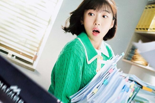 고용노동부와 문화체육관광부는 연예매니지먼트와 방송 제작 분야 종사자의 노동권익을 보호하고 근무환경을 개선하기 위해 힘을 합친다. (사진은 스타들과 일하는 연예인 매니저의 삶을 다룬 종편 채널 드라마의 포스터 중 일부로 기사의 특정내용과는 관계가 없다.)