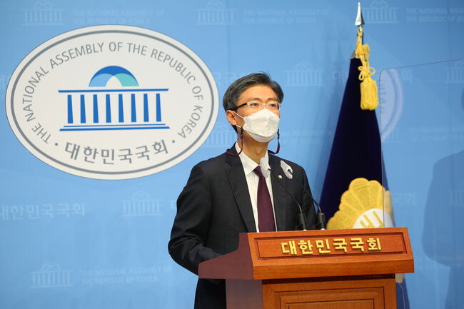 시대전환 조정훈 의원은 12월 5일 상호주의에 따라 외국인 지방선거 투표권과 주민투표권을 부여하는 &lsquo;공직선거법&rsquo;과 &lsquo;주민투표법&rsquo;을 발의했다고 밝혔다.&nbsp;