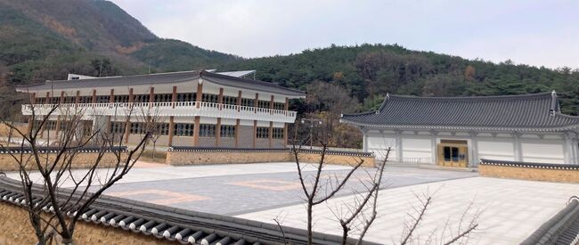 동학기념관(오른쪽) 교육수련관(왼쪽)