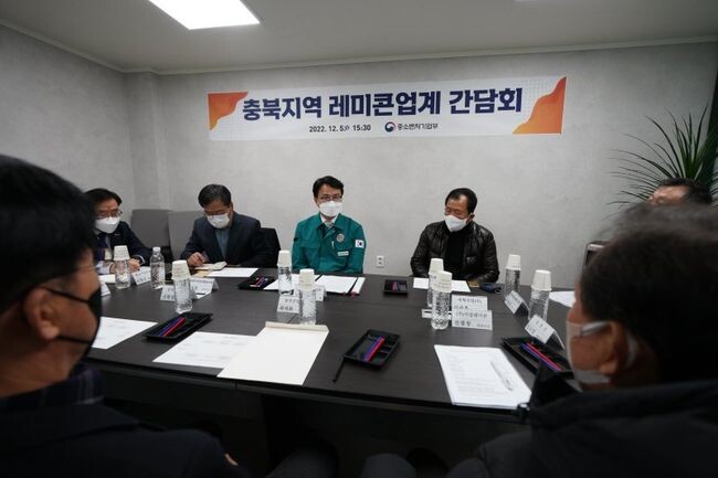&nbsp;조주현 중소벤처기업부 차관(가운데)이 5일 충북 진천 금성개발(주)에서 열린 &lsquo;충북지역 레미콘업계 간담회&rsquo;에서 화물연대 집단 운송거부 관련 레미콘 업계 애로를 청취하고 있다.&nbsp;