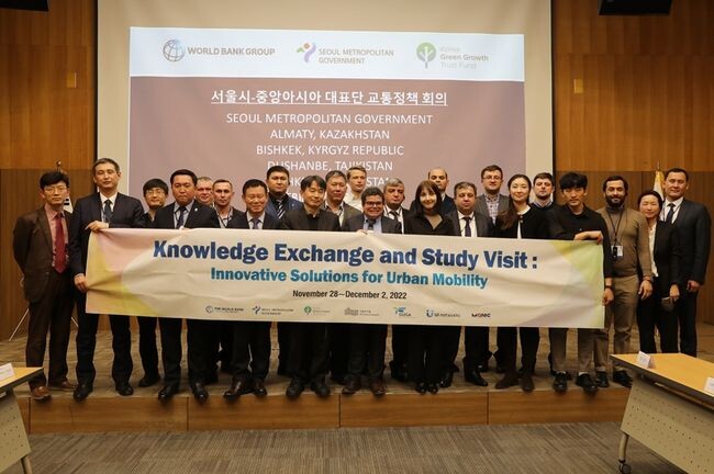 서울시가 선진 교통정책을 알리기 위해 세계은행 관계자, 중앙아시아 거점 지역의 교통 공무원들을 대상으로 국제 협력 행사를 가졌다고 밝혔다.