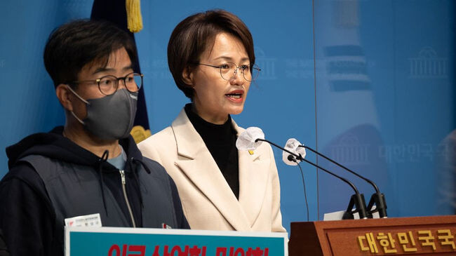 정의당 강은미의원(보건복지위, 비례)은 보건복지위원회 법안심사 2소위원회가 12월 6일 기자회견을 통해 건강보험 일몰 폐지와 국고지원 확대를 위한 건강보험법 개정안 처리를 촉구했다.