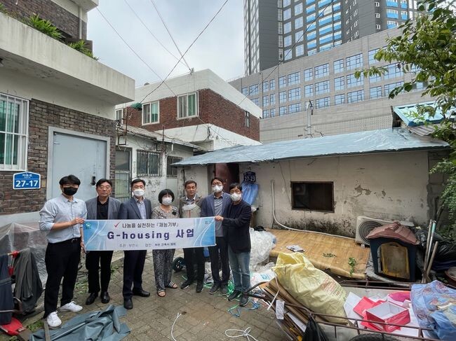 심곡본동 지하우징(G-Housing) 주거환경 개선사업 공사 후 기념촬영을 하고 있다