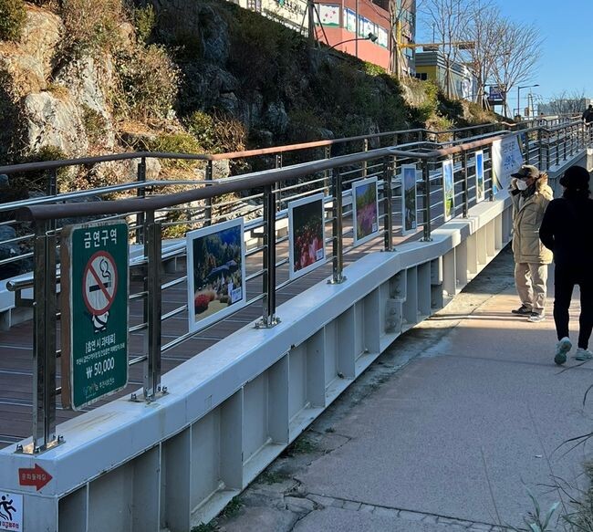 심곡천에 전시돼 있는 부천관광 사진 수상작을 둘러보는 시민들