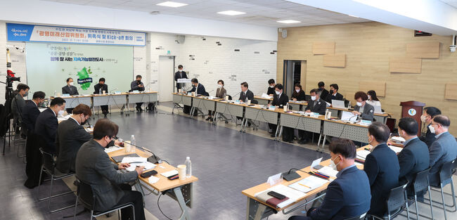 광명시가 수도권 서남부 핵심 거점 자족도시로 도약하기 위한 전략적 대응을 목적으로 구성한 &lsquo;광명미래산업위원회&rsquo;가 7일 중회의실에서 첫 회의를 열며 공식 출범했다.