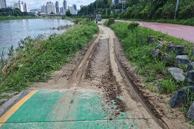 파손된 하천시설(산책로) 서울시 제공&nbsp;