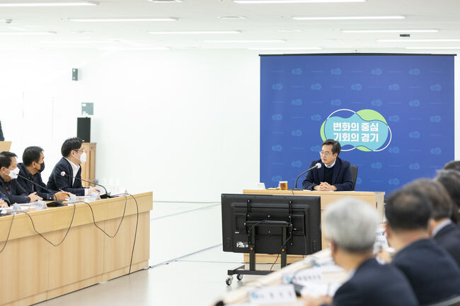 김동연 지사가 7일 경기도청에서 주간 실국장회의를 열고 있다.&nbsp;