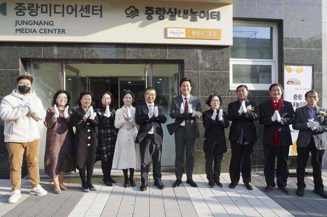 7일 중랑실내놀이터 개관식에 참석한 류경기 중랑구청장(왼쪽에서 여섯 번째)과 오세훈 서울시장(왼쪽에서 일곱 번째) 및 참석자들.