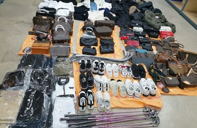 상표법 위반 증거품 : 유명 상표 위조한 의류, 가방, 스포츠용품 등 압수물
