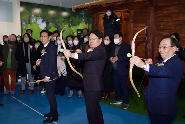 강기정 광주광역시장이 8일 오후 광산구 신창동 '마한유적체험관 개관식'에 참석해 박병규 광산구청장과 활쏘기 체험을 하고 있다.&nbsp;