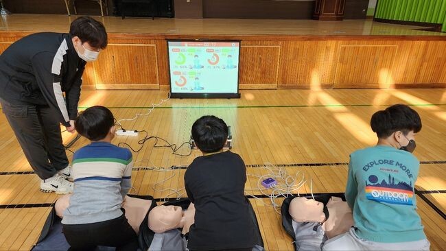 초등학생을 대상으로 진행되는 스마트 안전체험 교육에서는 CPR 시뮬레이터를 활용해 교육한다. 사진은 CPR 시뮬레이터를 활용한 교육 모습