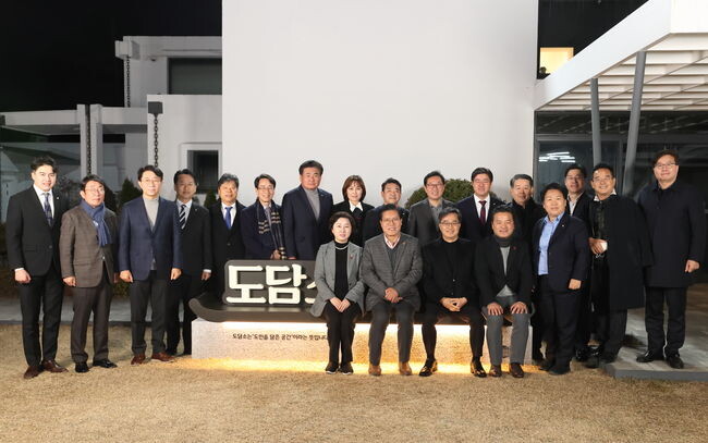 김동연 지사는 지난 11일 옛 경기도지사 공관인 도담소에서 조정식&middot;김경협&middot;이원욱&middot;김한정&middot;송옥주&middot;임종성&middot;박정&middot;소병훈&middot;고영인&middot;문정복&middot;박상혁&middot;서영석&middot;민병덕&middot;오영환&middot;임오경&middot;최종윤 의원(이상 더불어민주당)과 송석준 의원(국민의 힘) 등 17명을 초청해 간담회를 가졌다.