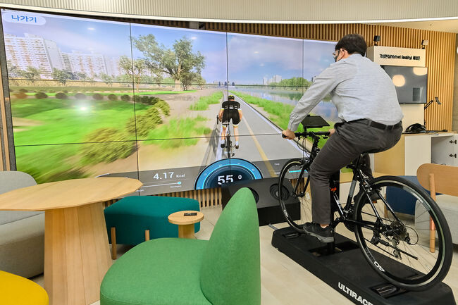 양천구, 갈산문화예술센터에 조성된 안양천 VR 자전거 라이딩 체험부스