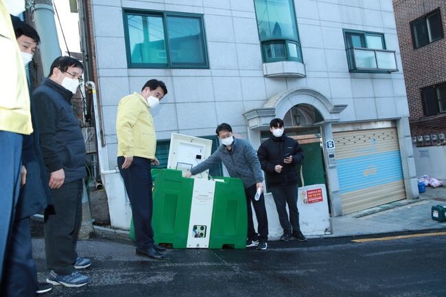 주택가 이면도로에 설치된 자동 염수살포장치를 점검하고 있는 박준희 구청장