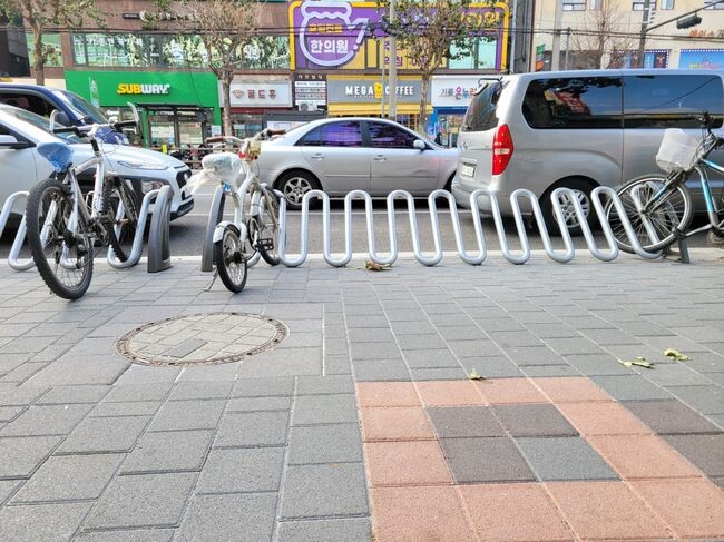 맨홀 주면 매치블록, 주황색 포인트 패턴블록 적용한 바닥