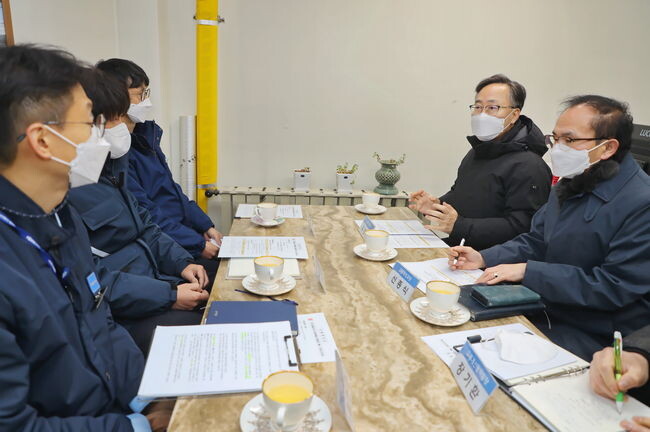 12월 14일 유성훈 금천구청장(사진 오른쪽 두 번째)이 가산디지털단지역 관계자와 면담을 통해 안전대책과 재난 발생 시 협조 사항 등을 협의했다