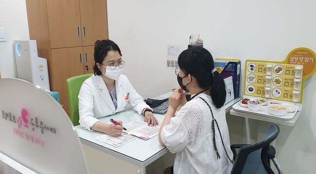 영등포구보건소 대사증후군센터를 방문한 구민이 대사증후군 검진 후 영양상담을 받고 있다.
