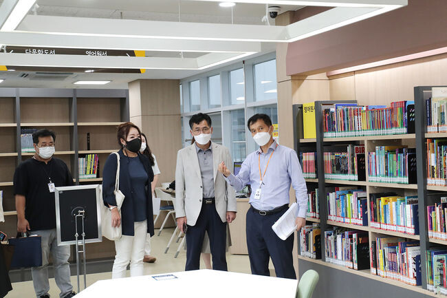지난 8월 양천중앙도서관 현장점검중인 이 구청장