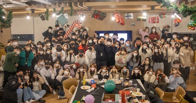 광명시 청년동은 지난 17일 2022년을 청년동에서 보낸 청년들과 함께 모여 송년회 행사 '청년동 모음.zip'을 개최했다
