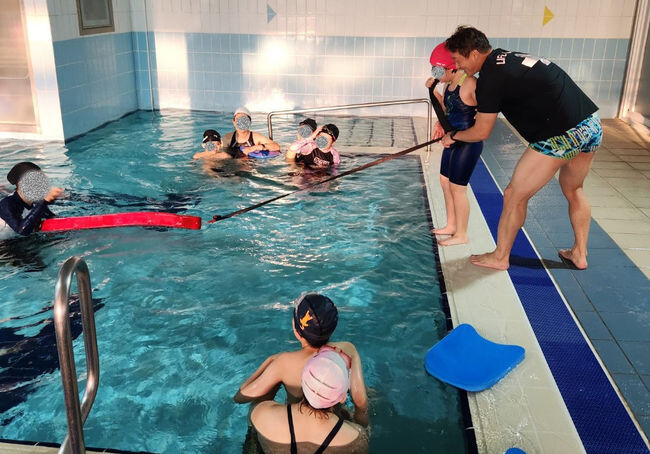 해동이스포츠센터에서 장애인들을 대상으로 재난대응 모의훈련이 진행되고 있는 모습