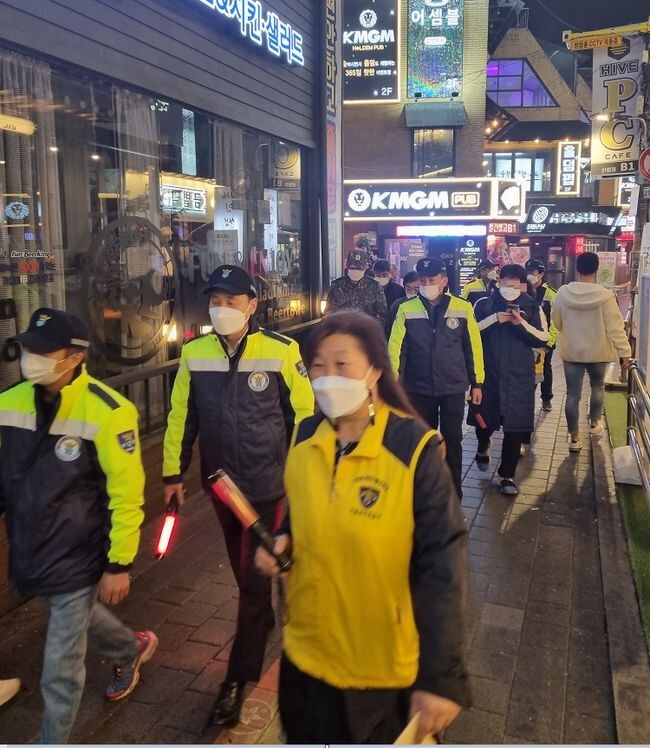 민관군경이 합동으로 좁은 골목길 등에 안전 위험요소를 점검하고 있는 모습