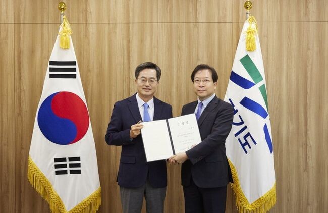 김동연 경기도지사가 22일 도청 집무실에서 김세용 전 서울주택도시공사 사장을 신임 경기주택도시공사(GH) 사장에 임명했다.