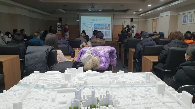 지난 20일 구청 기획상황실에서 열린 신속통합기획 주민설명회의 모습