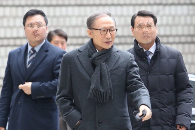 횡령과 뇌물 등 혐의로 17년형을 받고 수감됐던 이명박 전 대통령에 대한 특별사면이 27일 결정됐다. 사진은 이명박 전 대통령이 지난 2020년 1월 8일 항소심 결심 공판을 위해 출석하고 있는 모습이다.&nbsp;