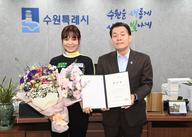 위촉식 후 이재준 수원시장(오른쪽)과 스롱 피아비씨가 기념촬영을 하고 있다.&nbsp;