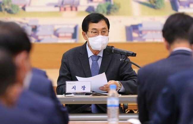 주낙영 경주시장이 지난달 열린 5급 사무관 이상 확대간부회의에서 공무원들에게 적극행정을 주문하고 있다.&nbsp;