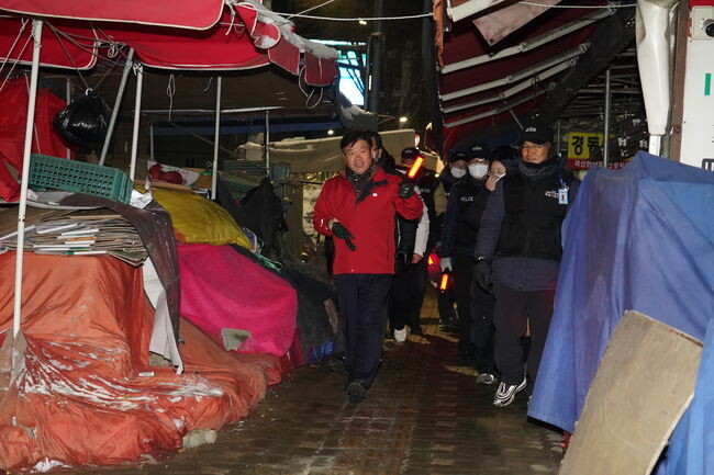 이필형 동대문구청장이 노점 밀집지역을 순찰하고 있다.